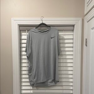 Nike Men's Light Gray Short Sleeve Tee